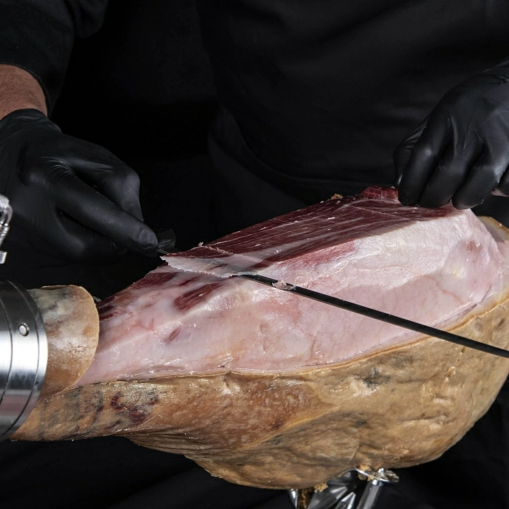 Colocación del jamón en el jamonero