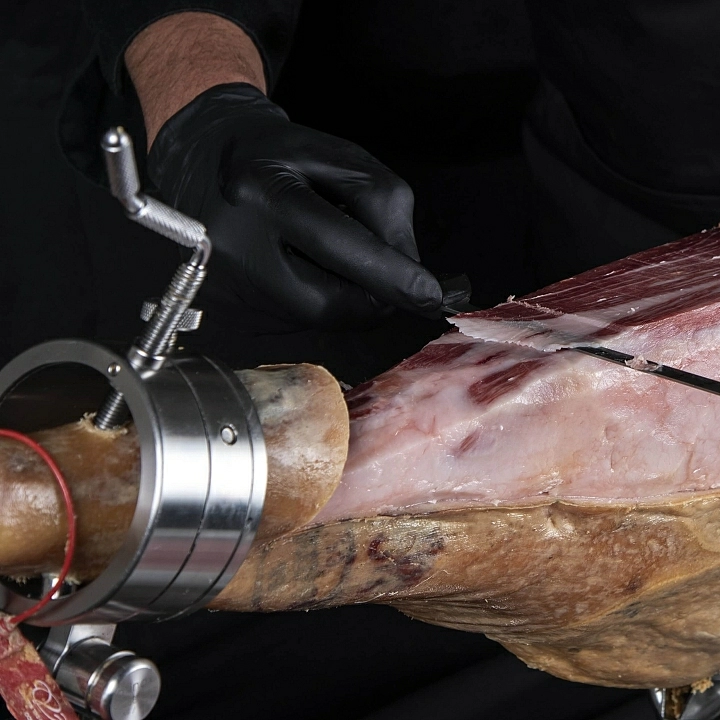 ¿Cómo colocar un jamón en el jamonero?