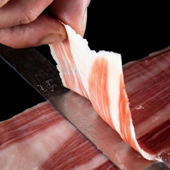 Maestro jamonero cortando jamón ibérico